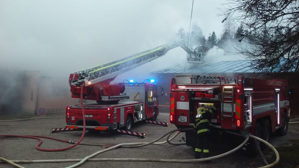 Na místě požáru byly desítky hasičů i s výškovou technikou