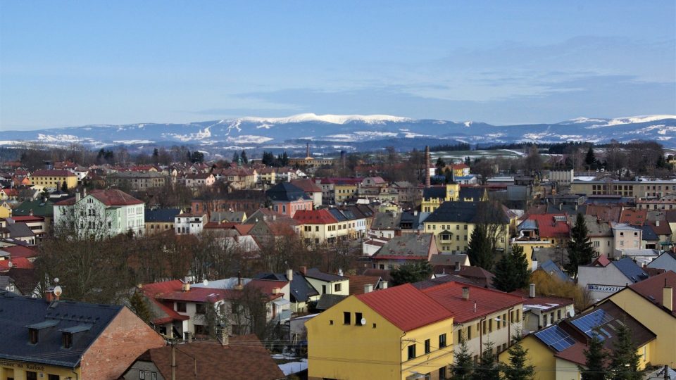 Ze střechy továrny Mastných se otevírá výjimečný pohled na město i do Krkonoš