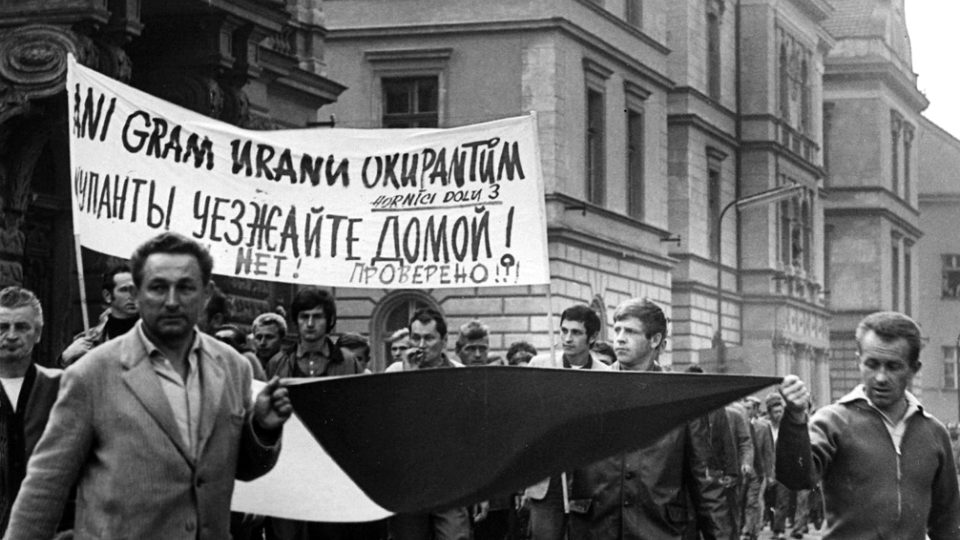 Manifestační průvod pracovníků Uranových dolů Příbram ze šachty č. 16 ulicemi města k budově Generálního ředitelství ČSUP. Na protest proti okupaci Československa zahájili 22. 8. 1968 stávku a odmítli dodávat uranovou rudu do SSSR
