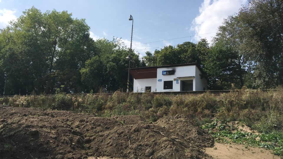 Ve středních Čechách u obce Červený Újezd vyrůstá nové nádraží