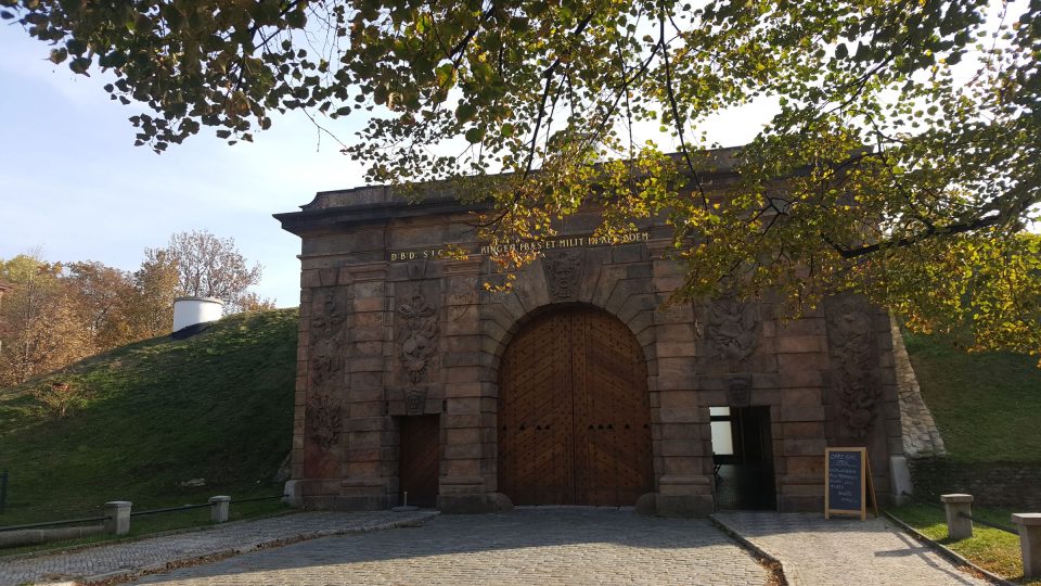 Jižní strana Písecké brány a vstup od parku Ch.Masarykové