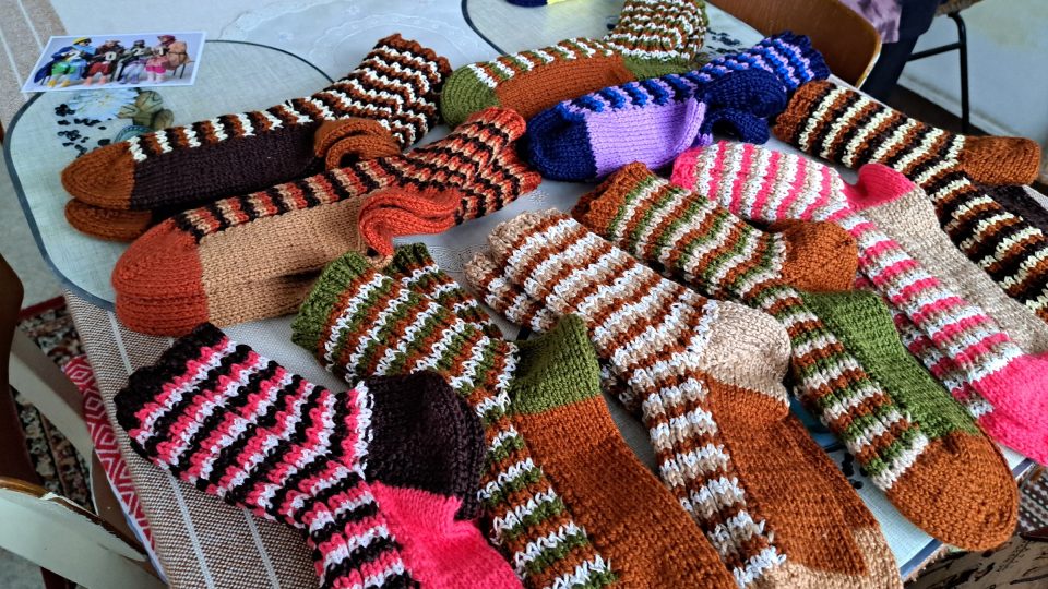 Ponožky různých vzorů a barev do projektu Ponožky od babičky