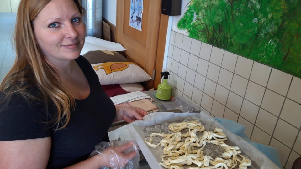 Lektorka Monika Novotná naučila začínající sýraře vyrábět sýrové korbáčky