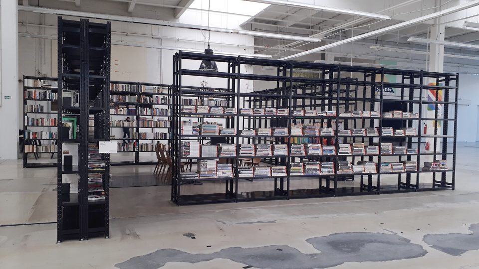 I tato knihovna je jednou z Dočasných struktur. Instalací na pomezí uměleckého díla a funkčního zázemí