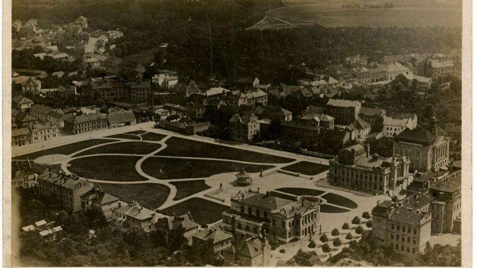 Výstaviště v Mladé Boleslavi okolo roku 1922, dole uprostřed je vidět Sokolovna, o kus dál vpravo Městské divadlo