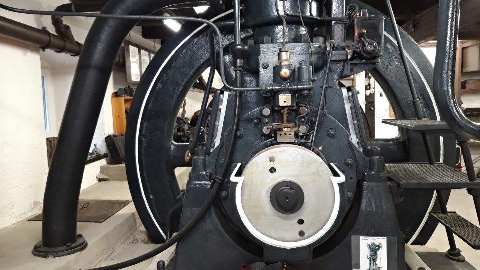 V elektroskanzenu je k vidění i dvoutaktní naftový motor, který vyrobila Škodovka v roce 1927