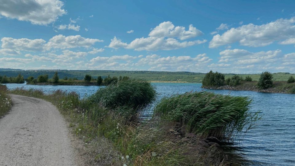 Kolem jezera vede zpevněná cesta dlouhá 12 kilometrů