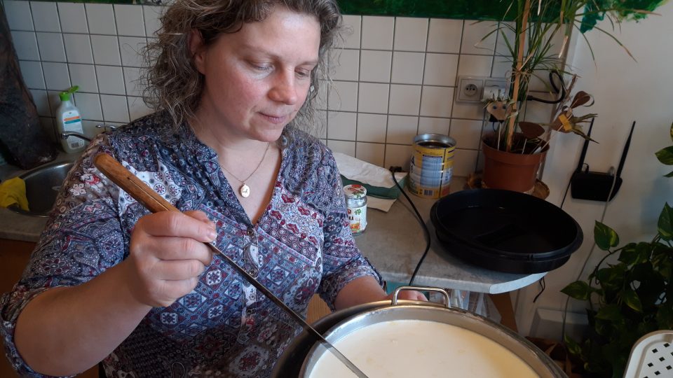 Lektorka Lenka Táborská ví, jak vyrobit domácí sýry