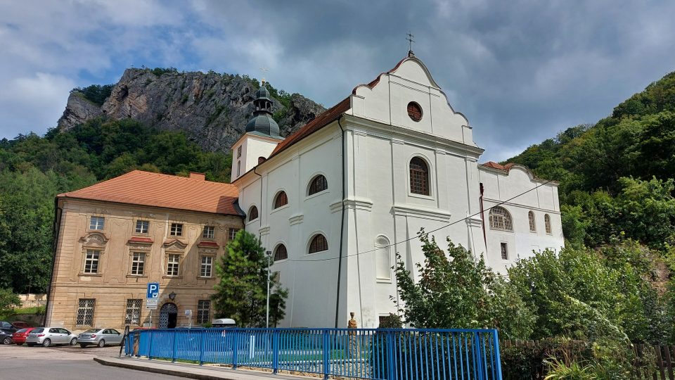 Bývalý Benediktinský klášter Svatý Jan pod Skalou. Dnes v areálu sídlí Svatojánská kolej - vyšší odborná škola pedagogická