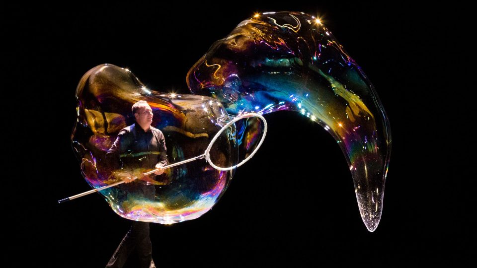 Dokáže vyfouknout bubliny, připomínající zvířata