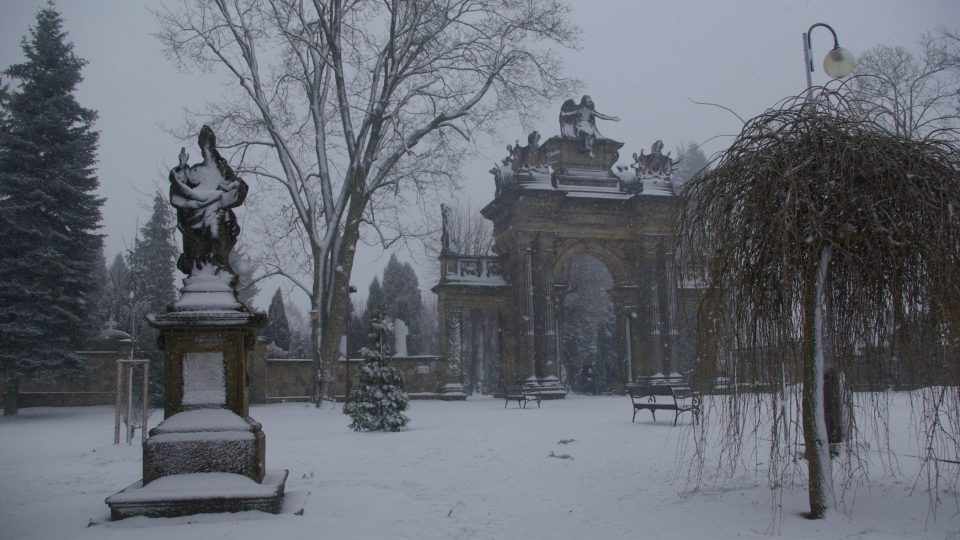 Nedaleko od Riegrova obelisku mohou návštěvníci obdivovat i monumentální hřbitovní portál