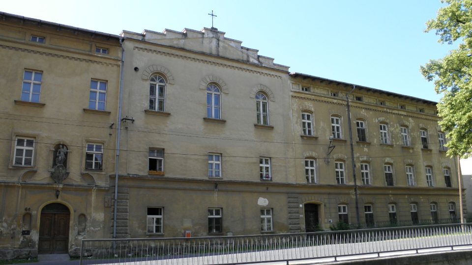 Původní klášter školských sester
