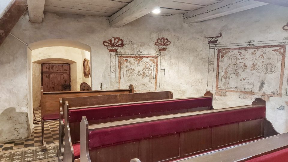Interiér kostela s románskými freskami