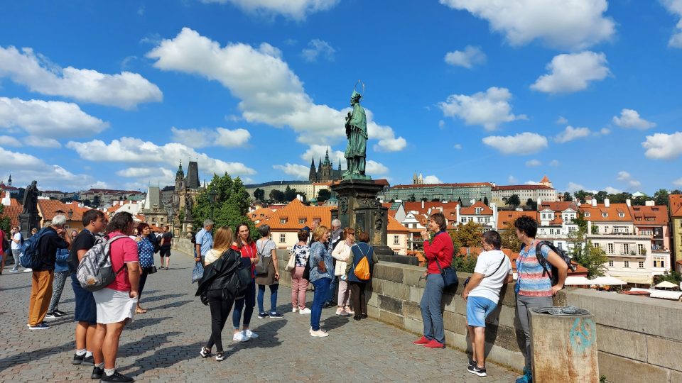 Socha sv. Jana Nepomuckého na Karlově mostě v Praze