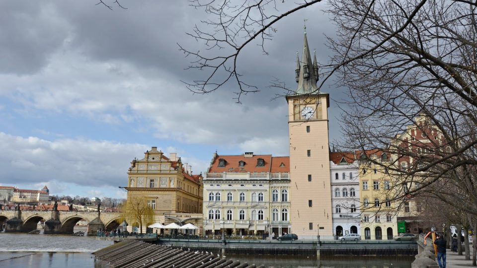 Muzeum stojí v místě bývalé Staroměstské vodárny na konci komplexu dřívějších staroměstských mlýnů