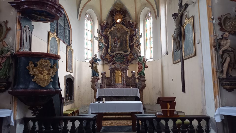 Kostel Nejsvětější Trojice v Loukově na Mladoboleslavsku