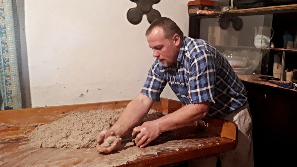 Řezník Tomáš Černý při výrobě jitrnic 