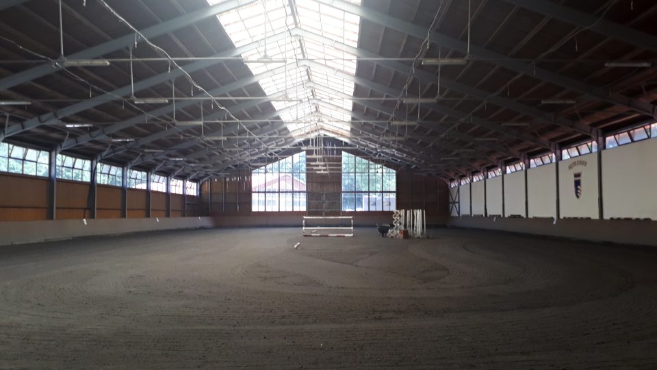 V Jezdecké škole Equus Kinsky v Hradišťku je pro výuku i závody skvělé vybavení včetně moderní vnitřní haly