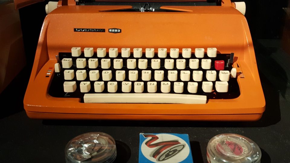 Kufříkový psací stroj Consul
