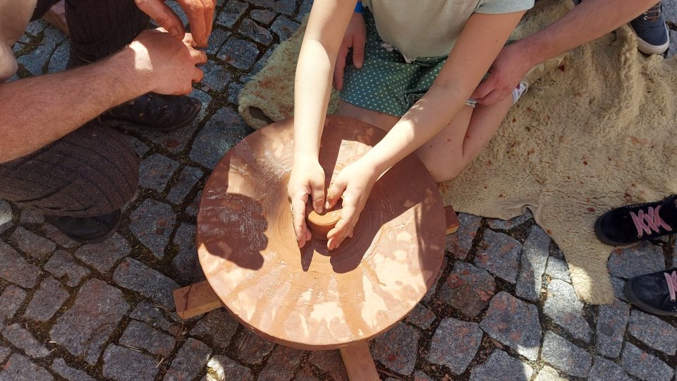 Ukázka keltského hrnčířství - vyzkoušet si výrobu misky využívaly hlavně děti