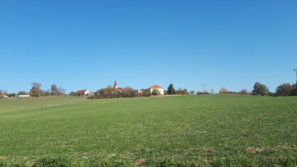 Kostel v Arnoštovicích je vidět z dálky díky vysoké zvonici a umístění vesnice na mírném kopci