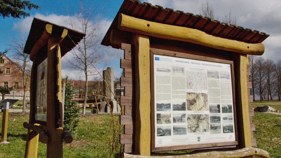 Součástí geoparku jsou informační cdule s historií obce a vývojem geologické stavby