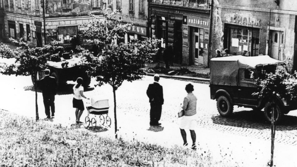 Průjezd kolony sovětských okupantů z Rynečku na náměstí Pionýrů (T. G. Masaryka) v Příbrami dne 23. 8. 1968