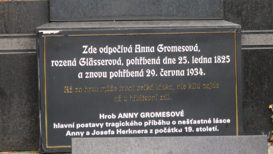 Nápis na náhrobní desce Anny Gromesové zaznamenává, že byla pohřbena dvakrát
