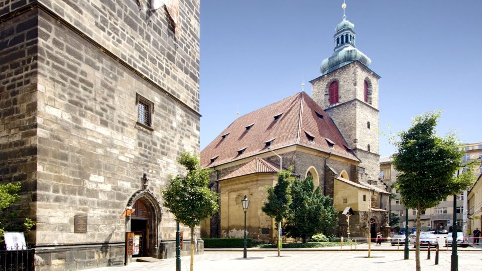 Vchod do věže, vpravo kostel svatých Jindřicha a Kunhuty
