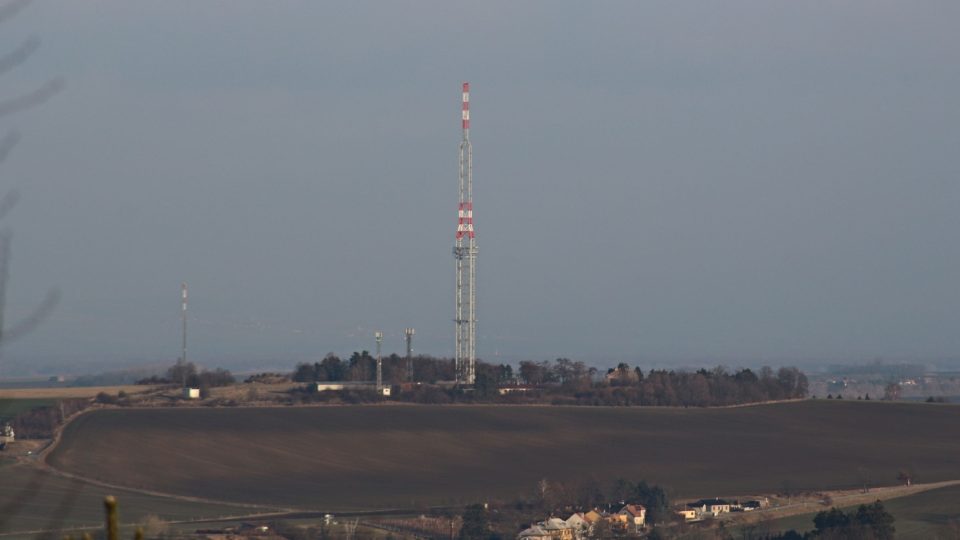 Vysílač Dobrochov na vrchu Předina - pohled od otaslavické hradní věže