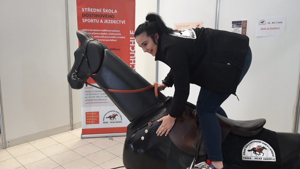 Střední škola dostihového sportu na výstavě Jaro s koňmi ukazuje trenažér pro budoucí dostihové jezdce 