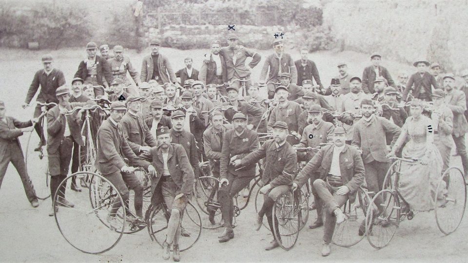 Členové Klubu velocipedistů Praha a KV Slaný ve Slaném v červnu 1889 