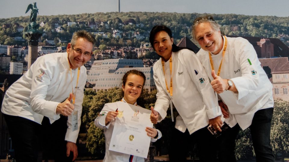 Luděk Procházka (vlevo) spolu se zlatou medailistkou Terezou Buchtovou a mezinárodními porotci