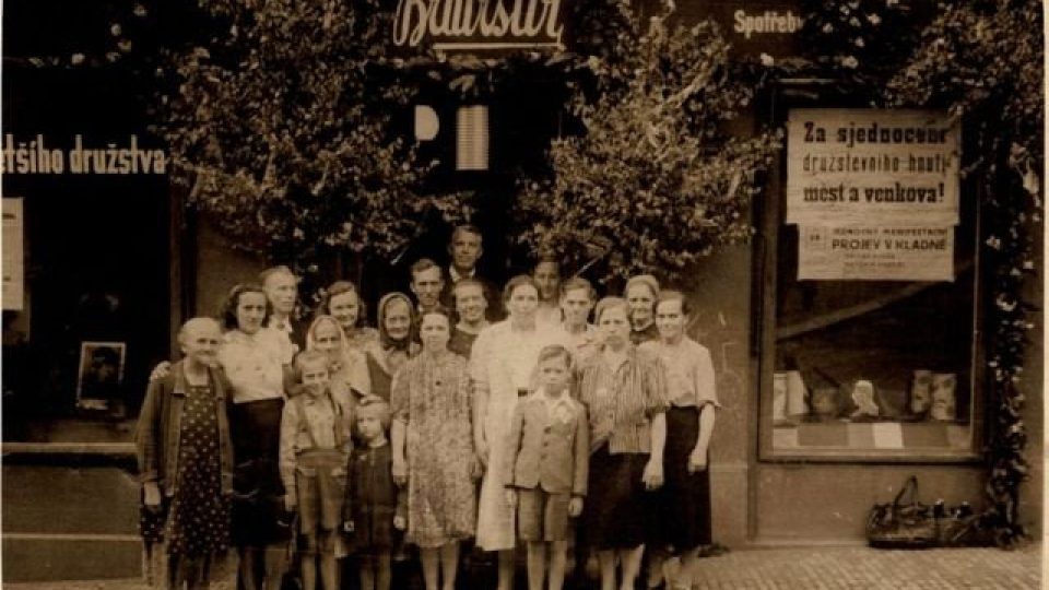 Společná fotografie před obchodem v ulici Pod Školou z roku 1946 