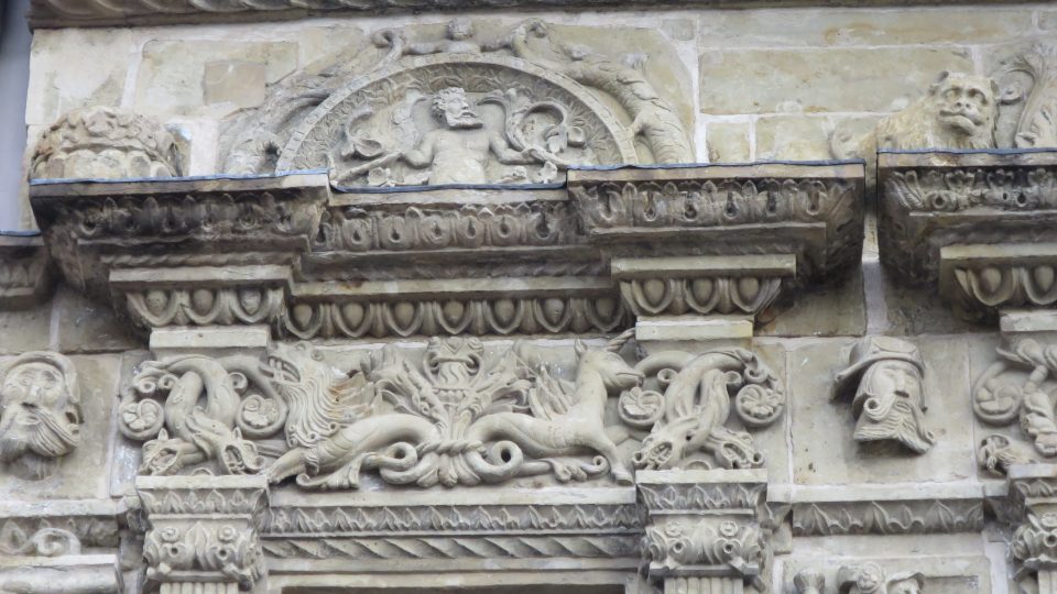 Detail bohatě zdobené římsy s bájnými zvířaty