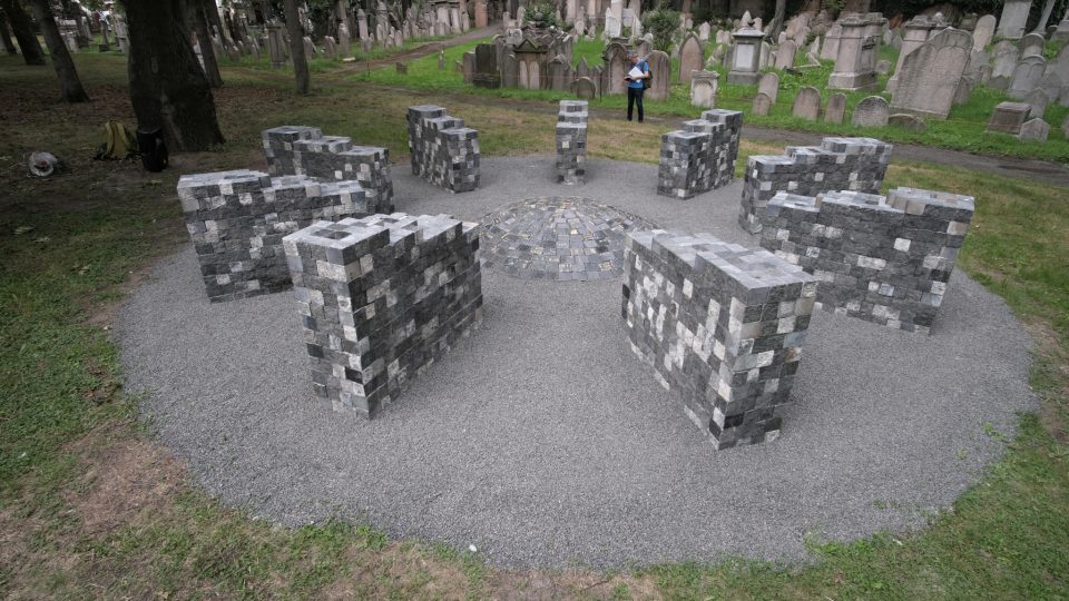 Památník Návrat kamenů na Starém židovském hřbitově na pražském Žižkově