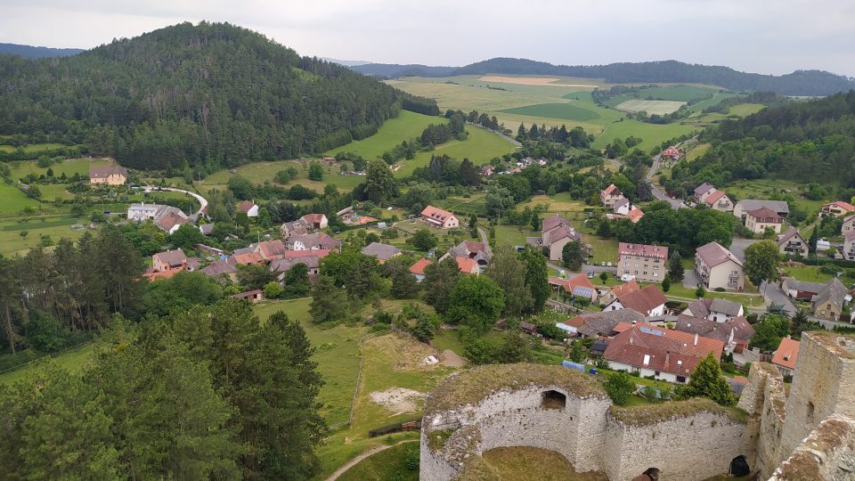 Impozantní hrad  v pošumavské krajině nabízí i nezapomenutelný výhled do kraje