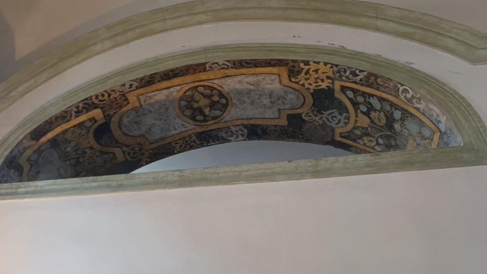 Polský styl reprezentuje výzdoba kolem oken a na stropech, kde se opakují květinové a zvířecí motivy