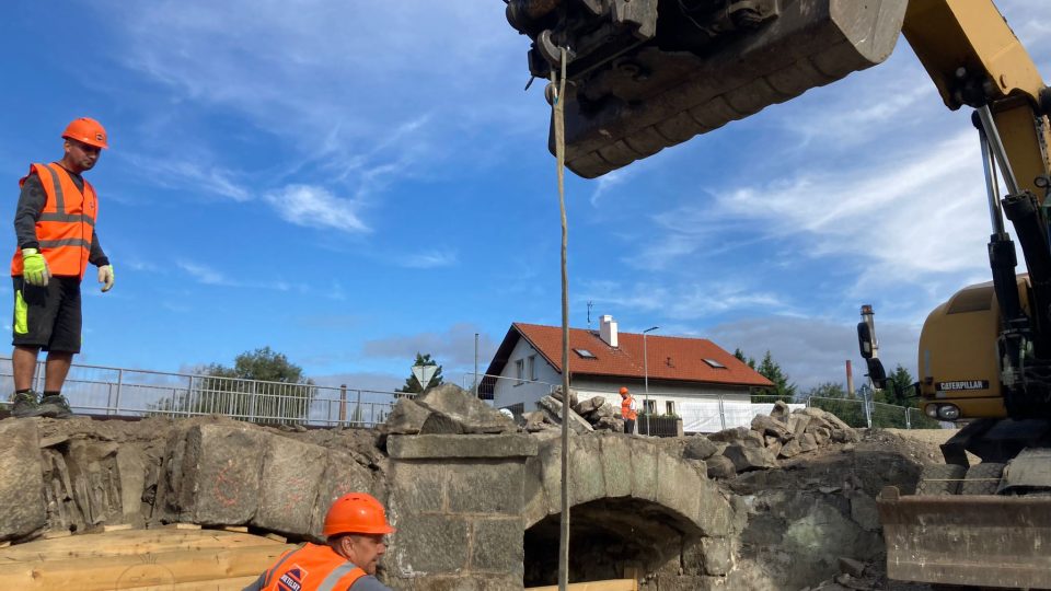 V Dobříši na Příbramsku začala oprava téměř 200 let starého mostu přes Pilský potok