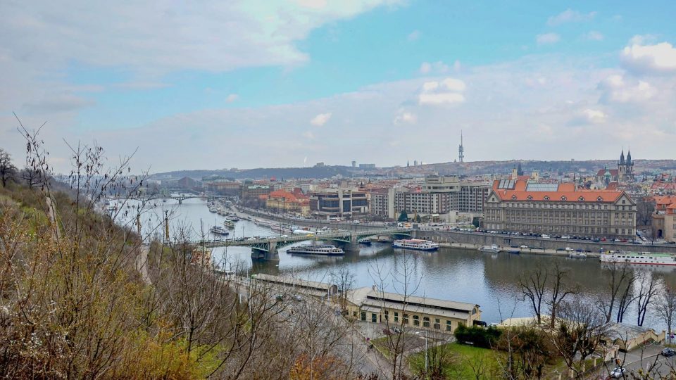 Čechův a za ním Štefánikův most