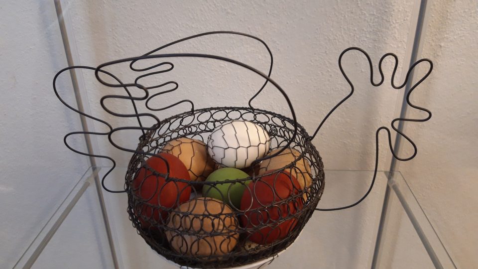 Košík na velikonoční vajíčka z drátu utkala drátenice Hana Řepková