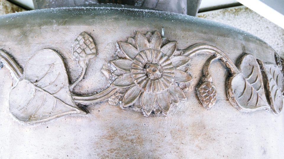 Detail ozdobných motivů na zvonu