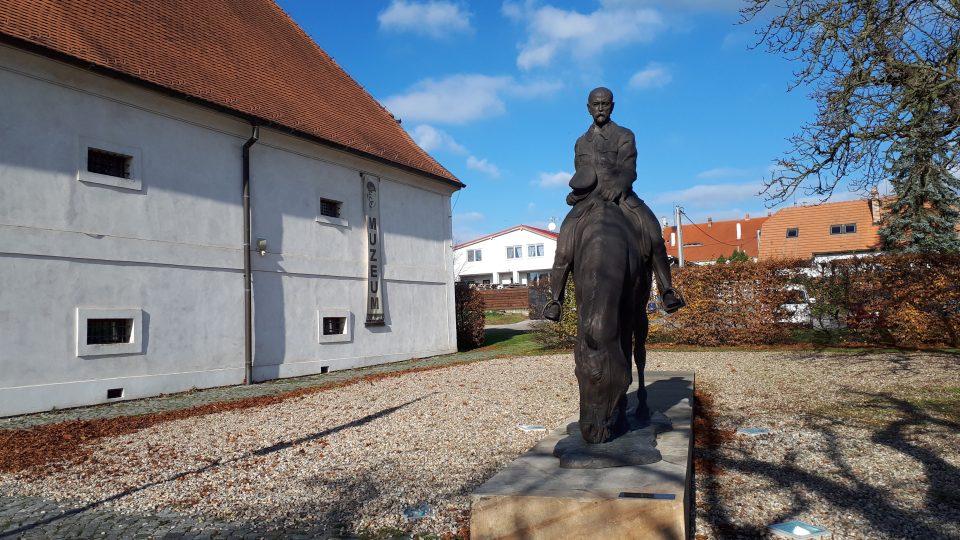 První československý prezident Tomáš Garrigue Masaryk si k jezdeckému obleku brával čepici Masaryčku