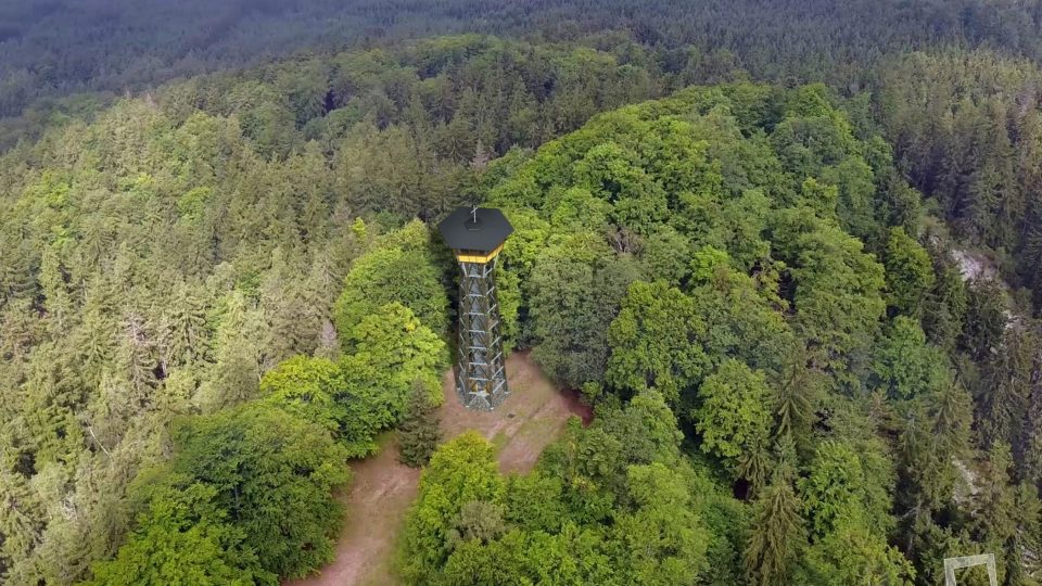 Z nové rozhledny na vrchu Třemšín bude možné během letního sucha přehlédnout více než 9.000 hektarů lesa 