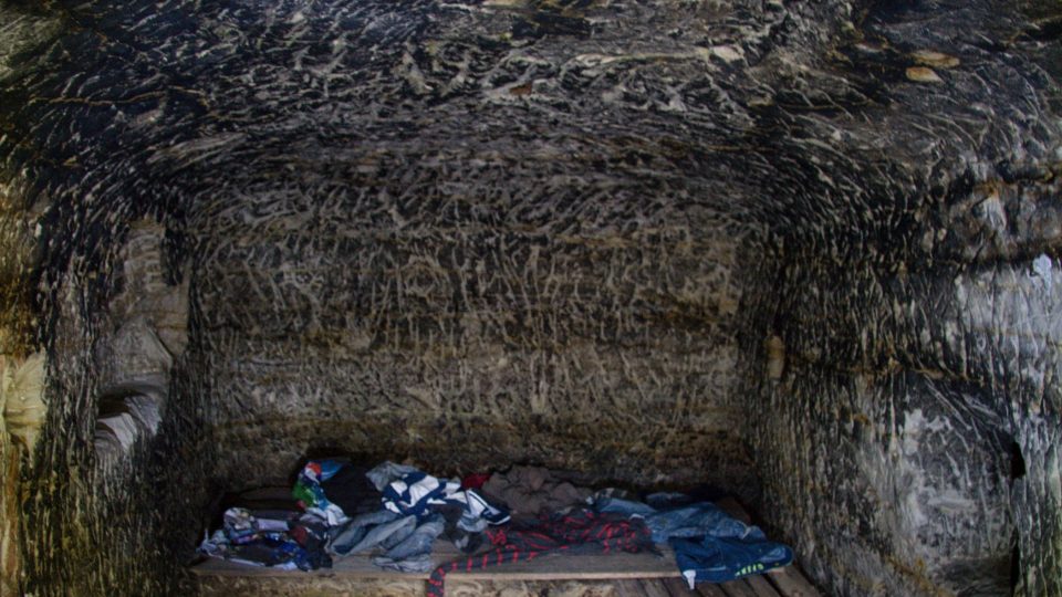Dnes využívají Jeskyni u poustevníka k přespání vandráci