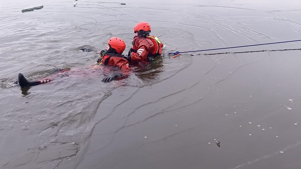 Hasiči na Jarkovickém rybníku u Benešova nacvičovali záchranu člověka, pod kterým se prolomil led