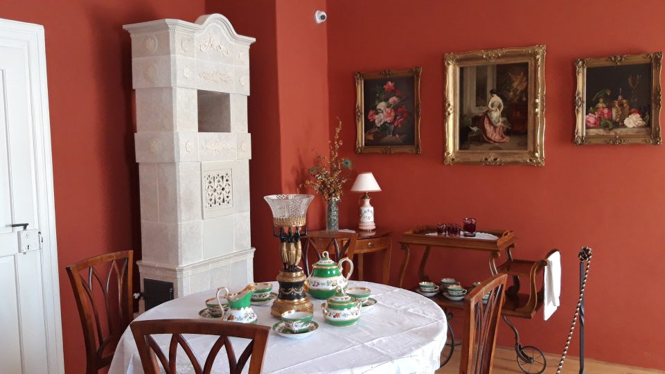Zpřístupněné místnosti s výhledem na nádvoří zámku Veltrusy využívali poslední majitelé Karel a Livie Chotkovi 