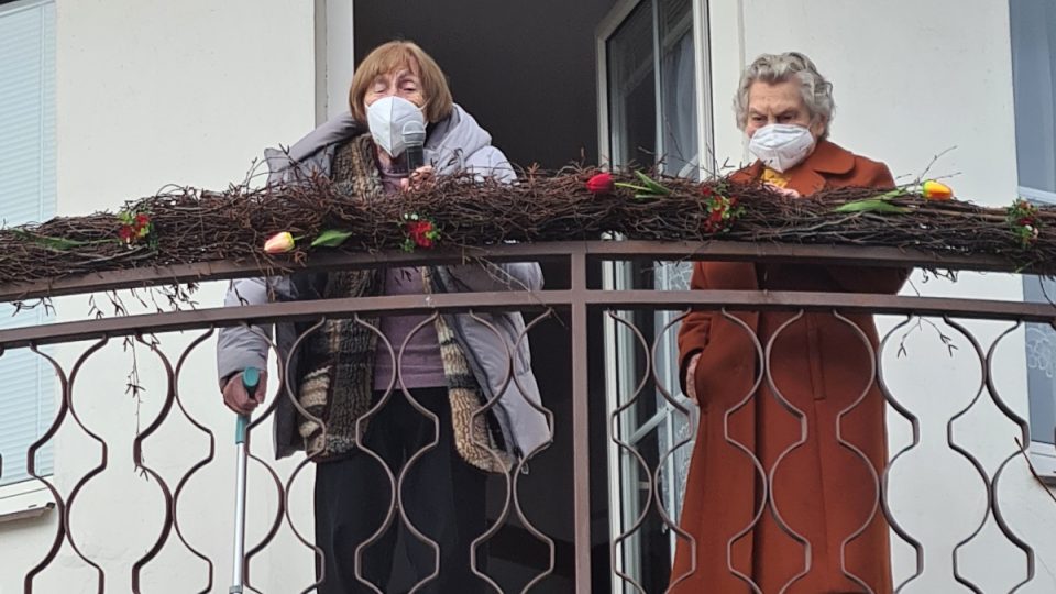 Paní Řeháková na své narozeniny pozdravila spoluobčany ze svého balkonu. Doprovázela jí její nejlepší kamarádka