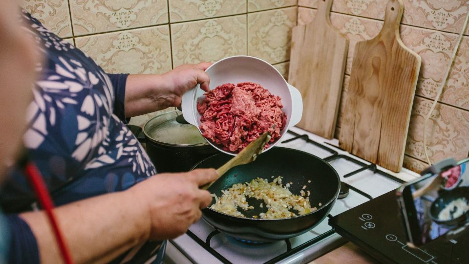 Jemně namleté maso vložíme na orestovanou cibuli s česnekem