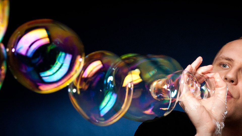 Bublinový řetěz vytvořený pouze pomocí rukou